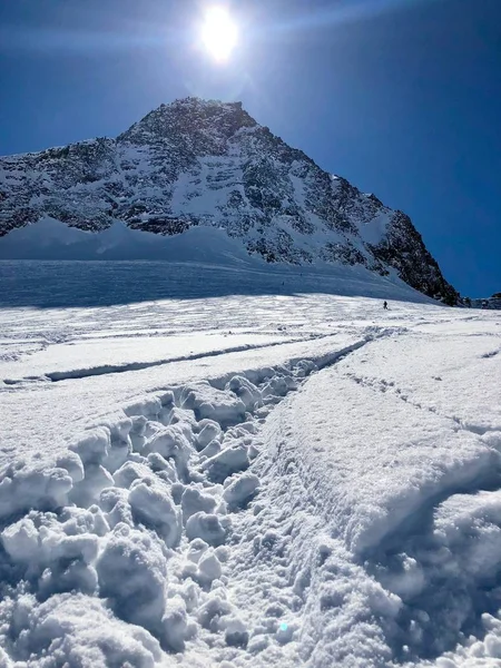 Skidåkning i skidorten Stubai glacier — Stockfoto