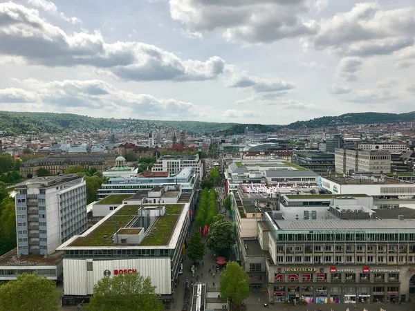 Stuttgart, Alemanha - 24 de maio de 2013: Famoso passeio comercial Koenigstrasse, entre Koenigsbau e Schlossplatz Square. À direita, o novo museu de arte, um edifício moderno com fachada de vidro . — Fotografia de Stock