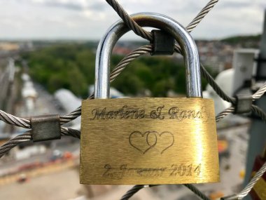 Kilit Stuttgart21 demiryolu projesi için Stuttgart ana istasyonu inşaat sahasında seviyorum