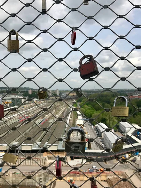 Kärlek lås på byggarbetsplatsen på huvudsakliga Stuttgart posterar för projektet Stuttgart21 järnväg — Stockfoto