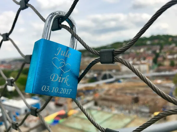 Bloqueo de amor en el sitio de construcción en la estación principal de Stuttgart para el proyecto ferroviario jalá gart21 — Foto de Stock