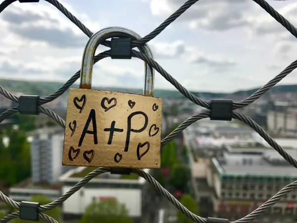 Bloqueio de amantes acima da cidade — Fotografia de Stock