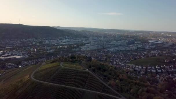 Flygfoto över Stuttgart, Untertuerkheim med Mercedes Benz fabrik — Stockvideo