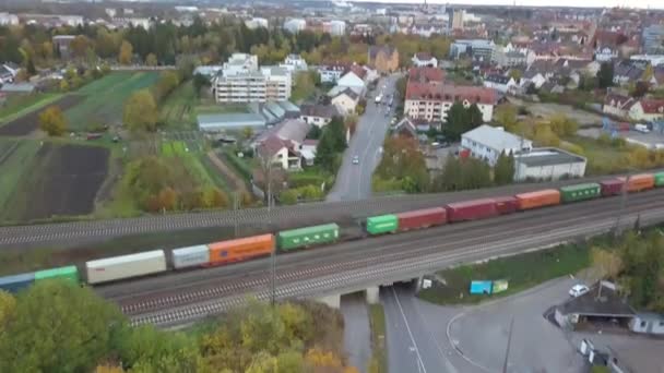 Ein mit containern beladener güterzug fährt durch die grüne vorstadt von augsburg oberhausen — Stockvideo