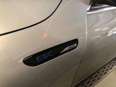 Gümüş rengi bir Mercedes-Benz EQC 1886 model özel üretim araba Stuttgart 'ta bir otoparkta park halinde.