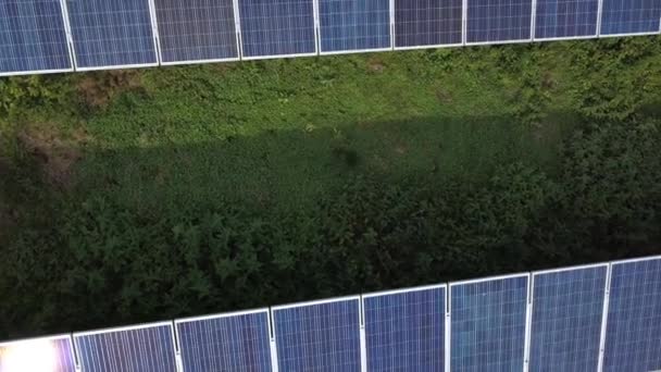 Luftaufnahme von Sonnenkollektoren in Solarpark — Stockvideo