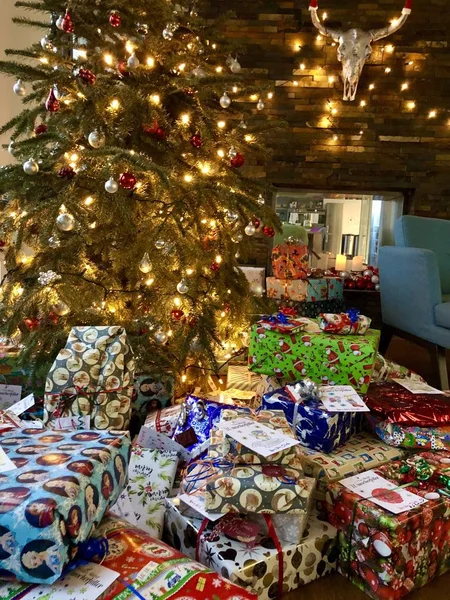 Albero di Natale e scatole regalo di Natale — Foto Stock