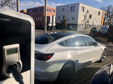 Elektrikli bir araba, pil şarj