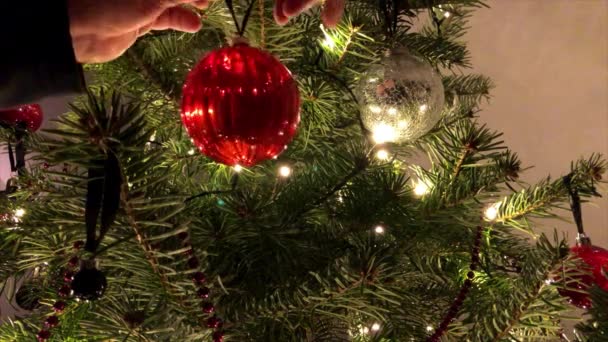 Decorare un albero di Natale — Video Stock