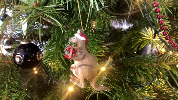 装飾されたクリスマスツリーからぶら下がっているオーストラリアのカンガルーの閉鎖 — ストック動画