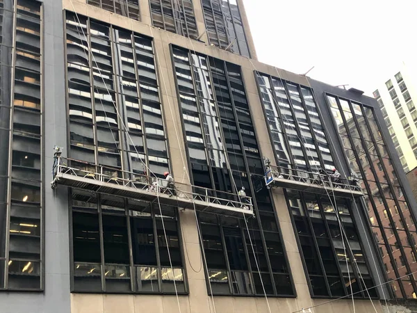 Limpieza de ventanas de rascacielos en Manhattan Nueva York —  Fotos de Stock