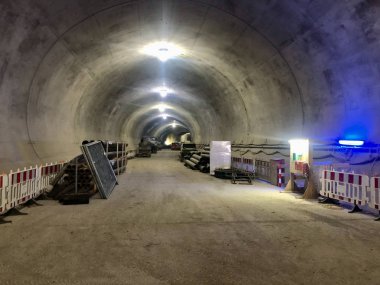 Bariyerleri ve beton duvarları olan tren tüneli inşaatı
