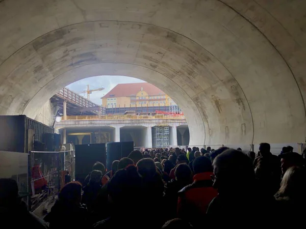 Visiteurs inspectant le chantier de construction de la gare principale de Stuttgart pour le projet ferroviaire Stuttgart21 — Photo