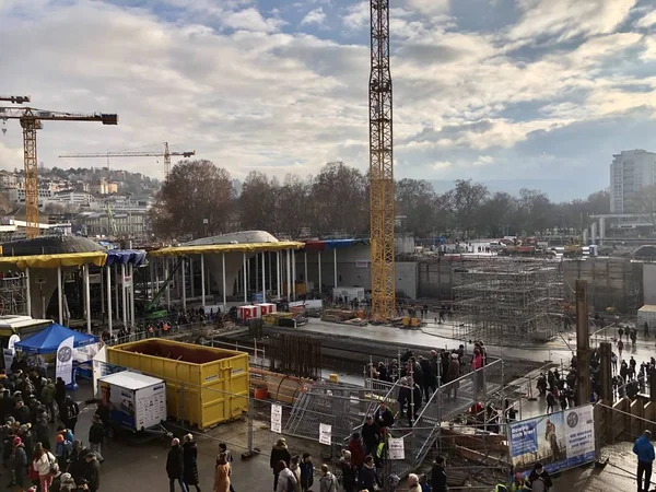 Visiteurs inspectant le chantier de construction de la gare principale de Stuttgart pour le projet ferroviaire Stuttgart21 — Photo