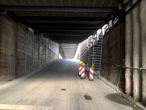 Construcción de túneles con andamios contra muros de hormigón fresco —  Fotos de Stock