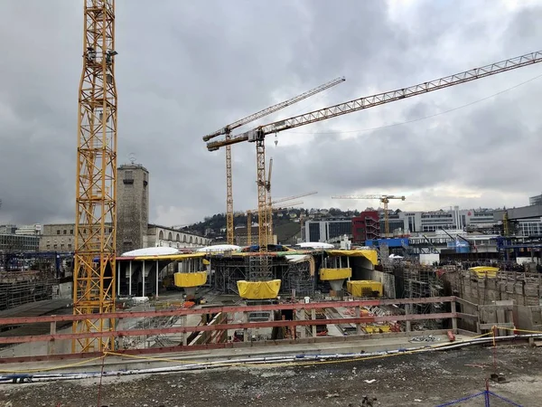 Visitors inspecting the construction site at Stuttgart main station for the Stuttgart21 railway project — Stock Photo, Image