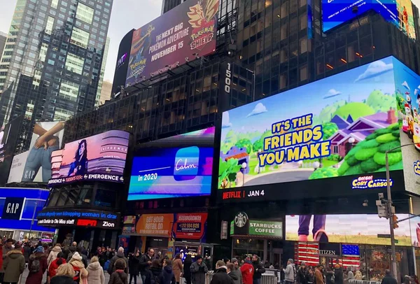 Publicidad sreens en Times Square, Nueva York, la promoción de películas, productos y marcas — Foto de Stock