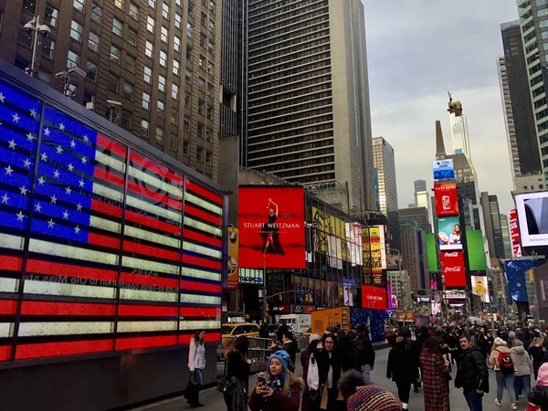 Publicidade sreens em Times Square, NYC, promovendo filmes, produtos e marcas — Fotografia de Stock
