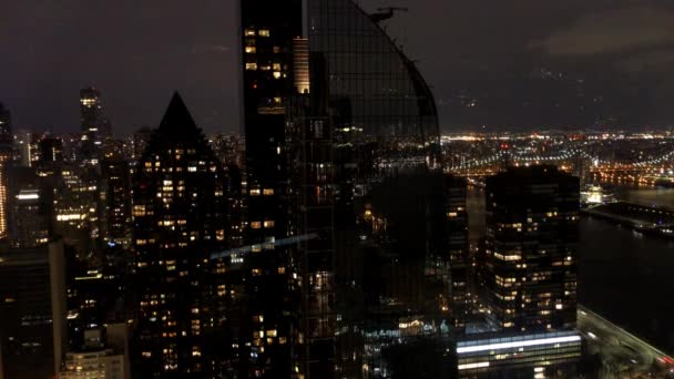 ニューヨークは夜にミッドタウン・マンハッタンの高層ビル — ストック動画