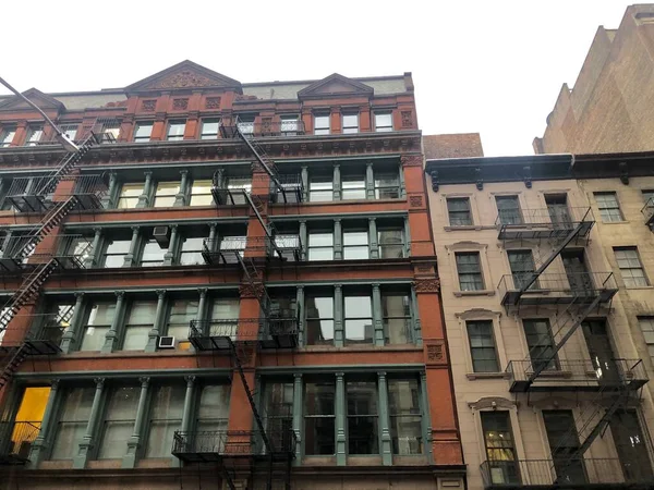 Edificio de apartamentos típico de Nueva York con escaleras de escape de incendios de acero —  Fotos de Stock