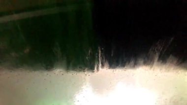 Otomatik araba yıkamadan geçiyor. İçeriden Windscreen görünümü.