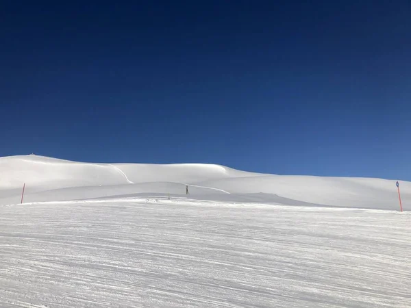 Snowy helling in de bergen met blauwe lucht — Stockfoto