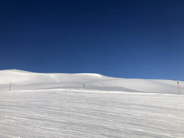 Snowy slope in the mountains with blue sky — Stock Photo, Image