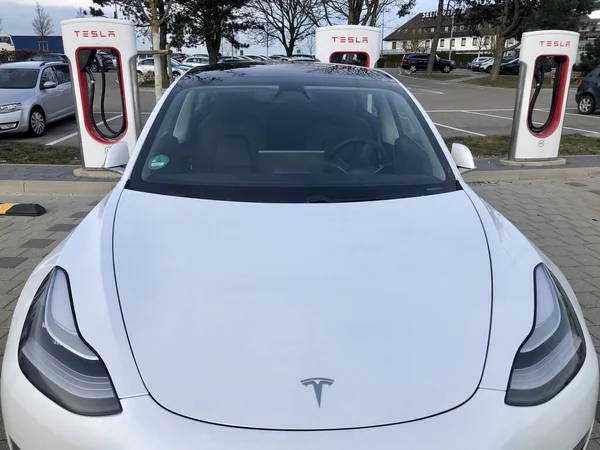 Tesla elektrische auto aangesloten op Tesla super opladers — Stockfoto