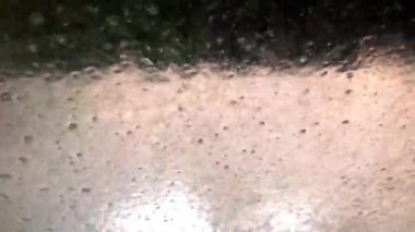Otomatik araba yıkamadan geçiyor. İçeriden Windscreen görünümü.