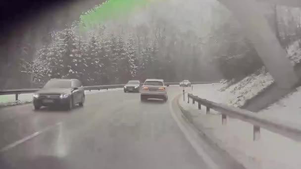 Frekventované silnice v zimě večer na horské oblasti — Stock video