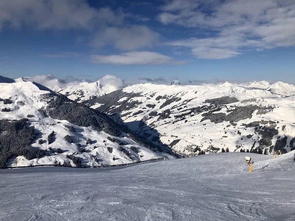 Snowy slope in the mountains with blue sky — Stock Photo, Image