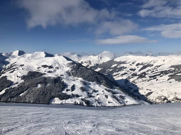 Снежный склон в горах с голубым небом — стоковое фото