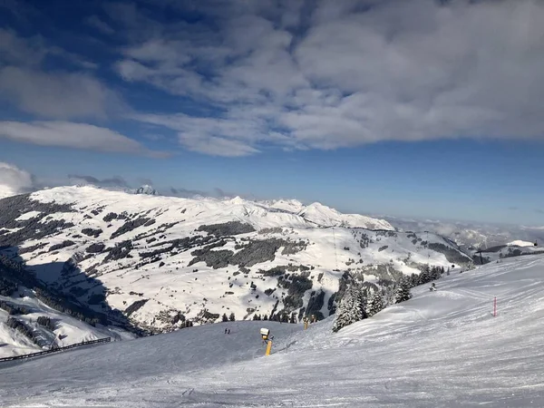 Pendiente nevada en las montañas con cielo azul —  Fotos de Stock