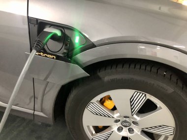 Audi 'nin ilk elektronik SUv' u Audi e-tron SUv 'a yükleniyor.
