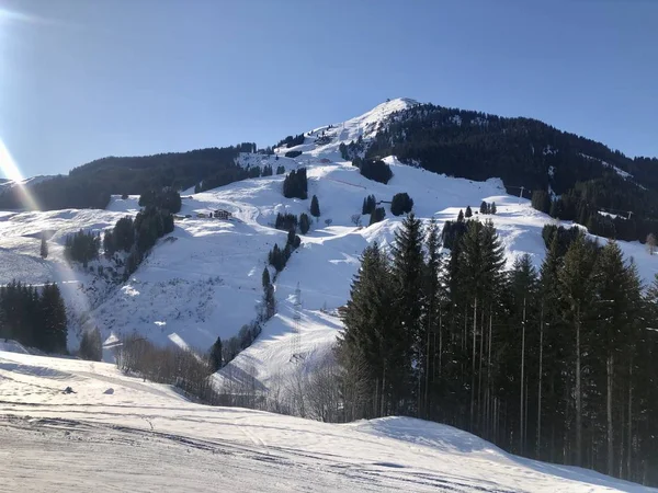 Pistas nevadas en las montañas con cielo azul —  Fotos de Stock