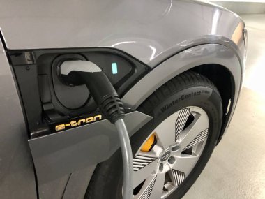 Audi 'nin ilk elektronik SUv' u Audi e-tron SUv 'a yükleniyor.