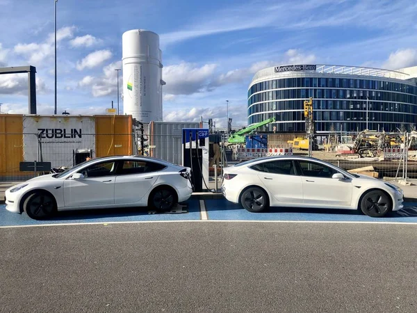 Twee Tesla Model 3 elektrische auto 's laden de batterijen op — Stockfoto