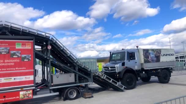 Gaggenau 'daki Unimog Müzesi bir Mercedes-Benz Unimog' un olağanüstü yeteneklerini sergiliyor. — Stok video