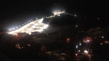 Avusturya, Saalbach-Hinterglemm 'de gece kayağı ve piste hazırlık.