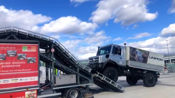 A gaggenaui Unimog múzeum egy Mercedes-Benz Unimog extrém képességeit mutatja be. — Stock videók