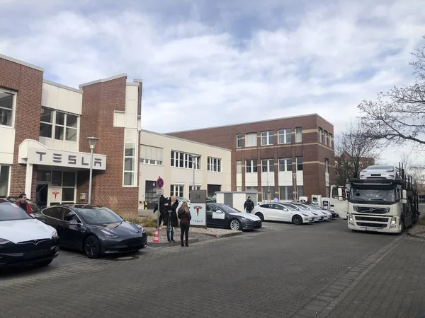 Mitarbeiter holen ihre neuen Tesla-Fahrzeuge - hauptsächlich Model 3 - im Münchener Auslieferungszentrum ab — Stockfoto