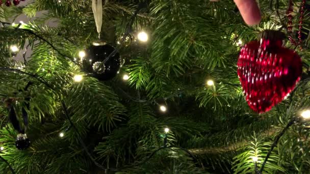 Versieren van een kerstboom — Stockvideo