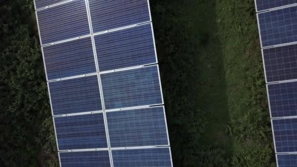 Luftaufnahme von Sonnenkollektoren in Solarpark — Stockvideo