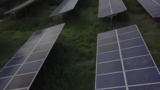 Vista aérea de paneles solares en granja solar — Vídeo de stock