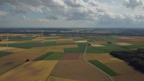 Turbinas eólicas em campos de milho — Vídeo de Stock