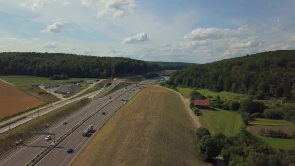 Flygvy över motorväg A8 på Schwäbische Alp — Stockvideo