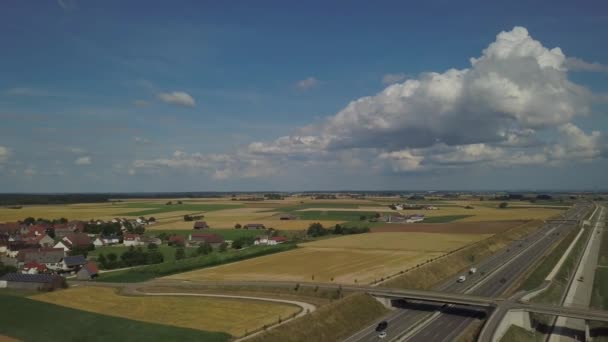 スワビアンアルプ上の高速道路A8の航空写真 — ストック動画
