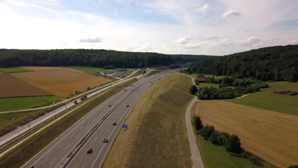 Luchtfoto van de snelweg A8 op de Zwabische Alp — Stockvideo