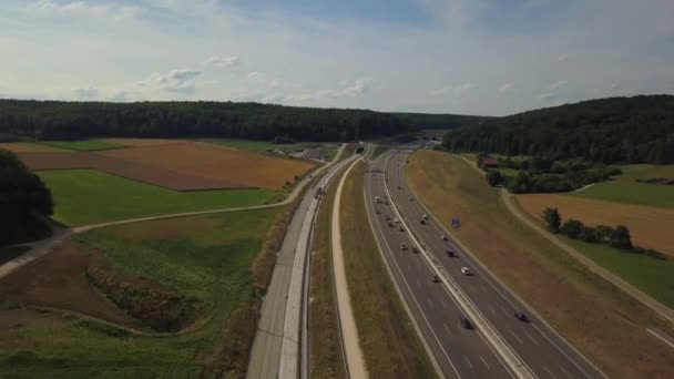 Letecký pohled na dálnici A8 na švábských Alp — Stock video
