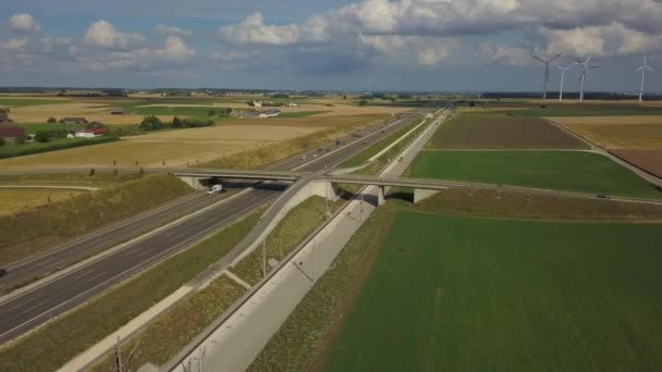 Luftaufnahme von Autobahn A8 und Windrädern auf der Schwäbischen Alb — Stockvideo